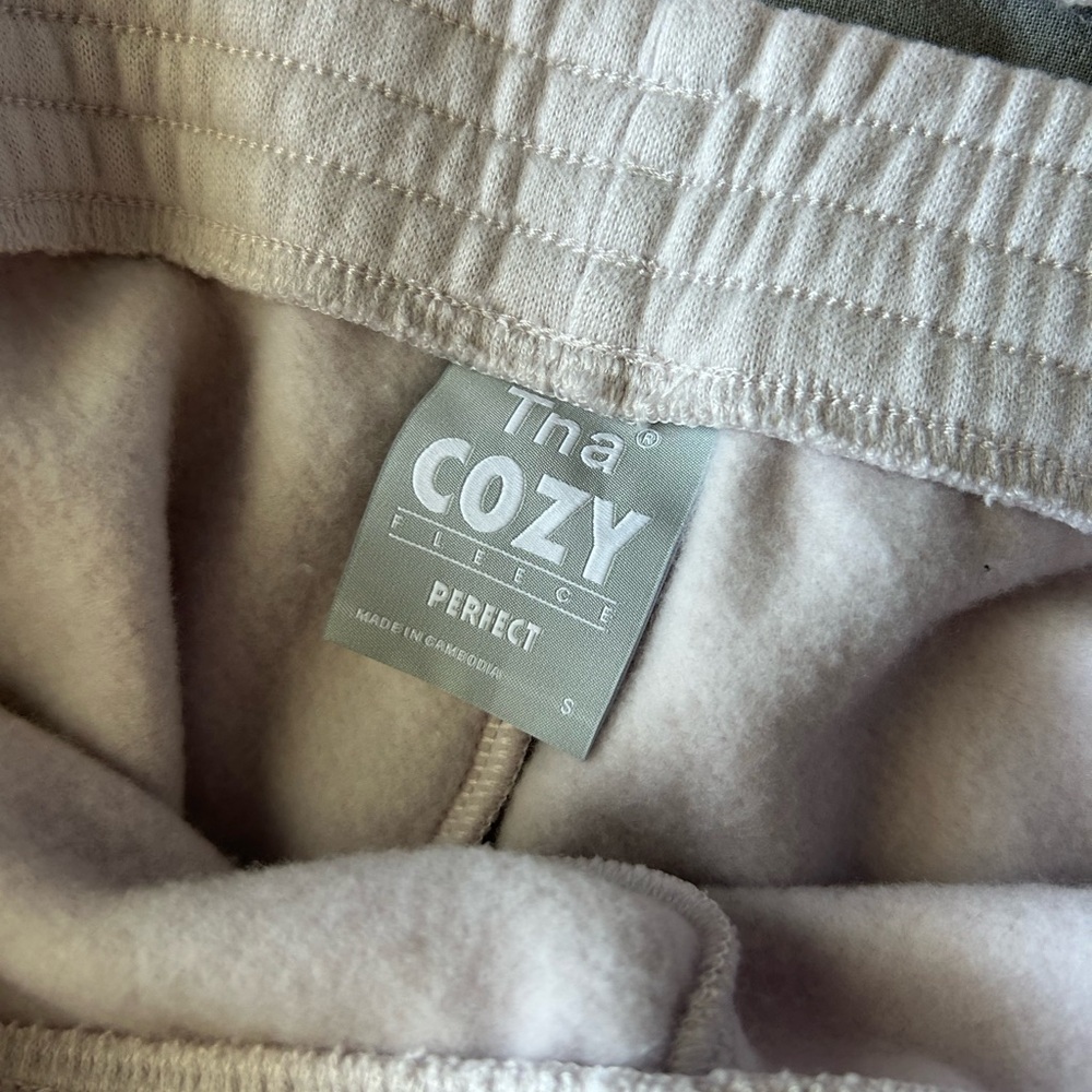 aritzia sweatshorts - Picture 3 of 4